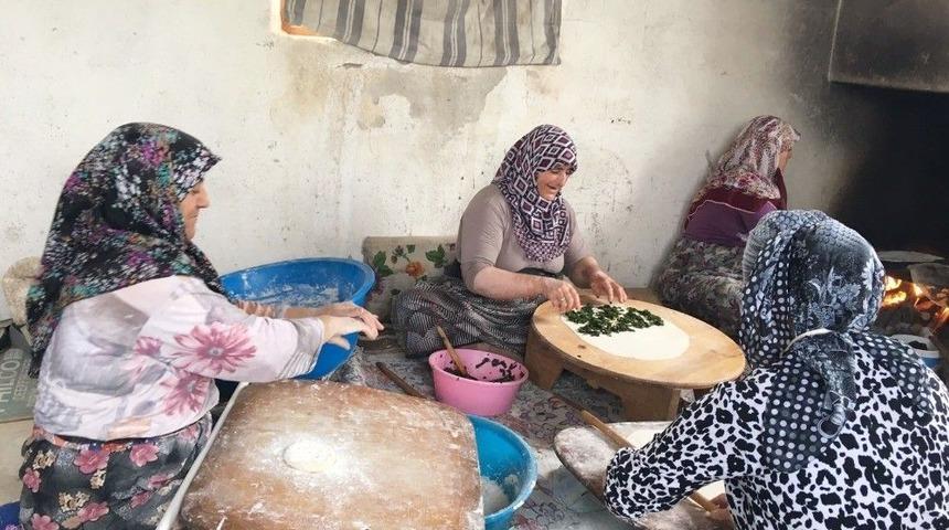 Hisarcıklı Kadınlar Hamur İşlerini İmece Usul&uuml; Yapıyor