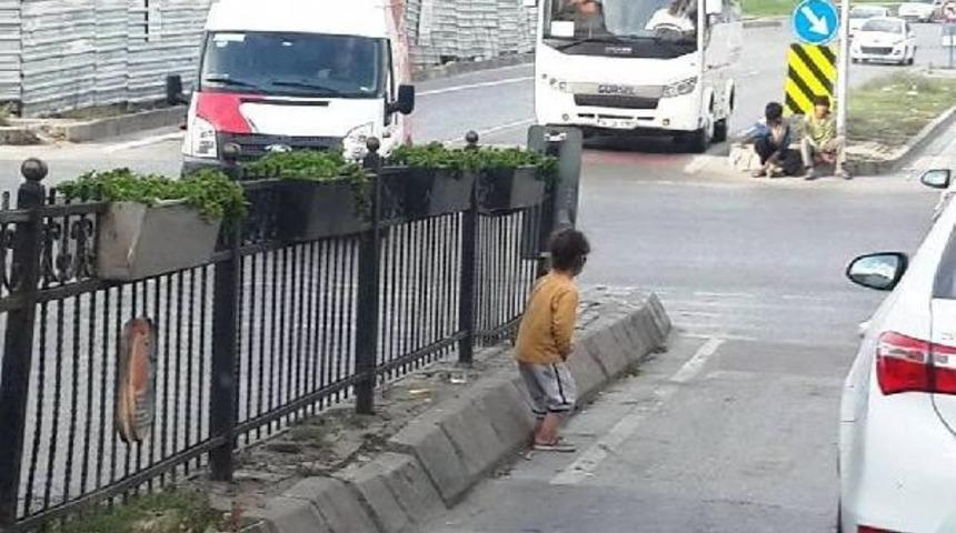 Yaşıtları Uyurken O Yollarda