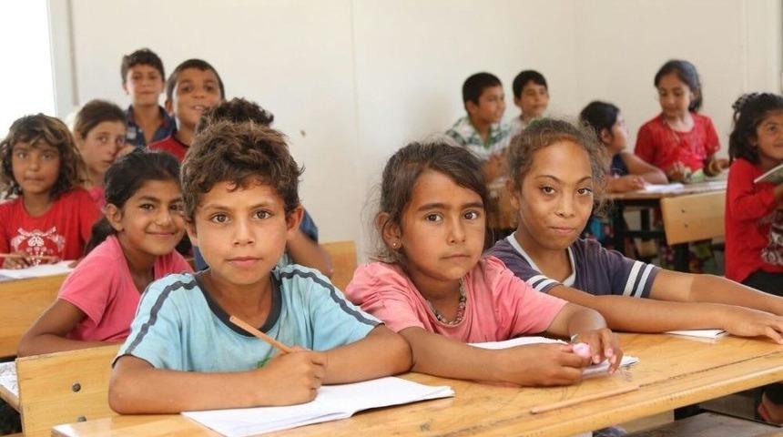 B&uuml;y&uuml;kler Bah&ccedil;ede, &Ccedil;ocuklar Derste