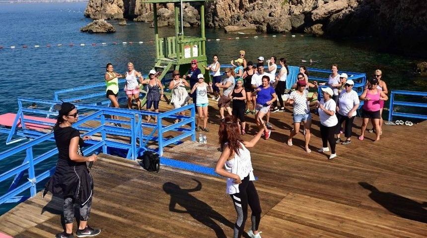 Muratpaşalı Evkadınları Plajda Zumba Yapıyor