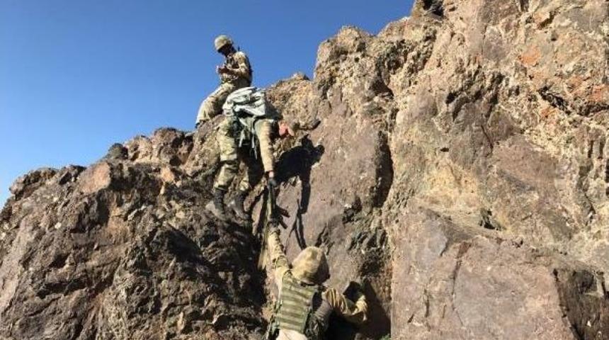 Hakkari'de 3 Pkk'lı &Ouml;ld&uuml;r&uuml;ld&uuml; (2)