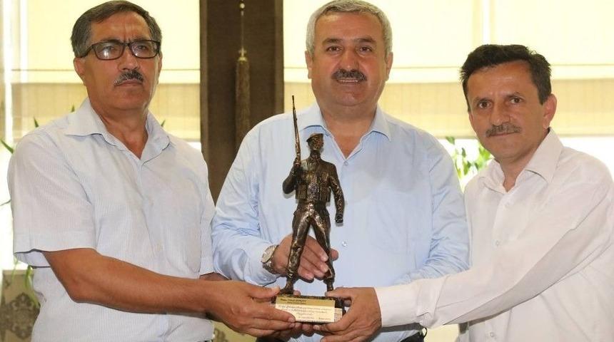 K&ouml;rfez Şehit Ailelerinden Başkan Baran&rsquo;a Anıt Teşekk&uuml;r&uuml;