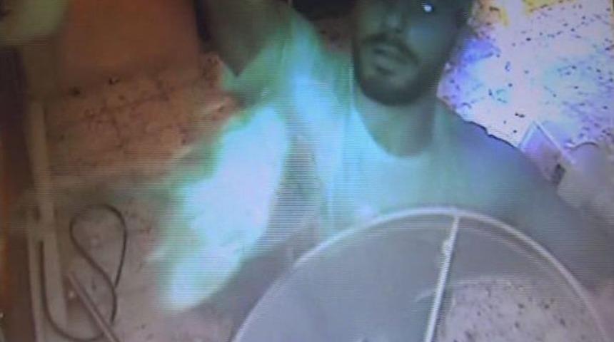 &Ouml;nce Kameralara Sonra Polise Yakalandılar