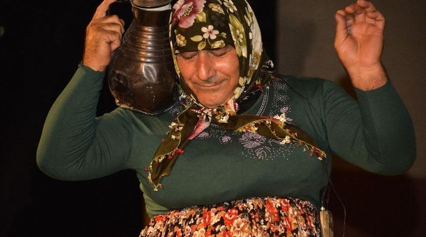 Mersin&rsquo;de Tiyatroya Gitmeyen Kalmayacak