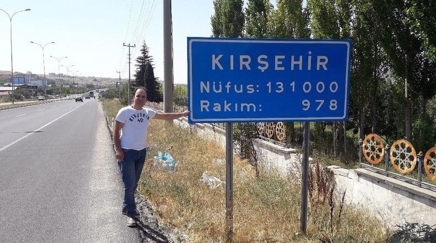 Kırşehirli Gurbetçi Memleketinin Tabelası Önünde Şükür Duası Yaptı