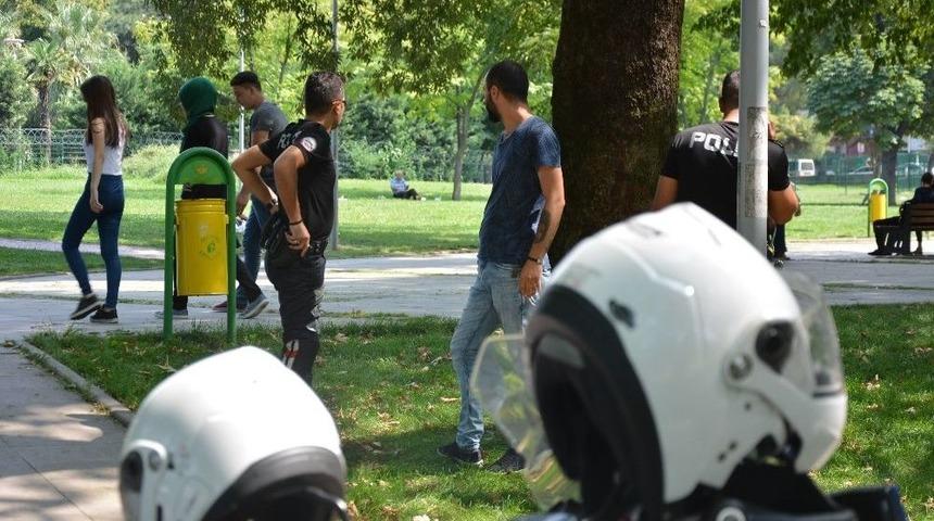 Polis Parklarda Kuş Uçurtmuyor