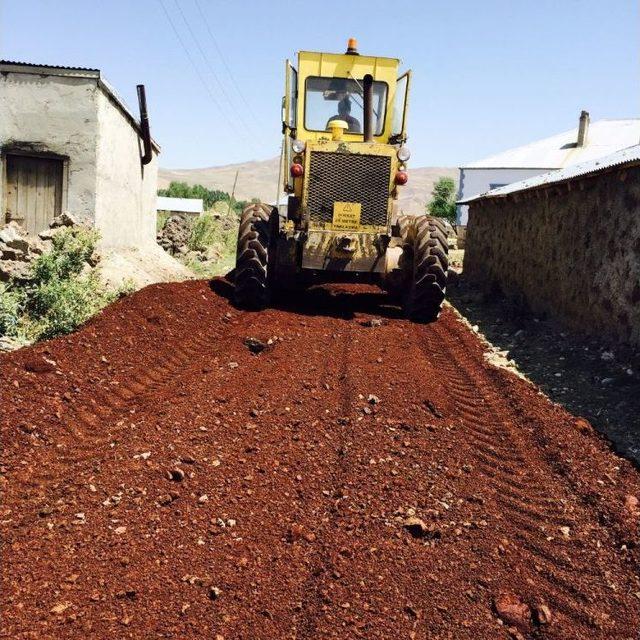 Çaldıran’da Yol Yapım Çalışması