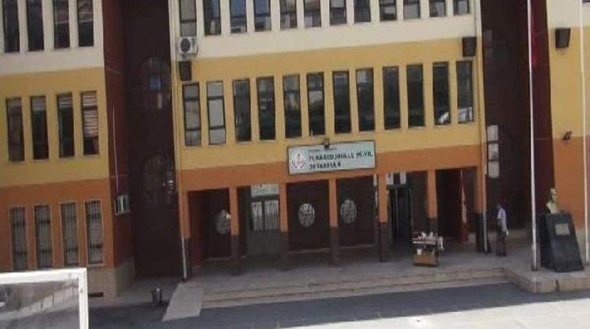 - Okul Bah&ccedil;esindeki Atat&uuml;rk B&uuml;st&uuml;n&uuml; S&ouml;ken Kişi G&ouml;zaltına Alındı