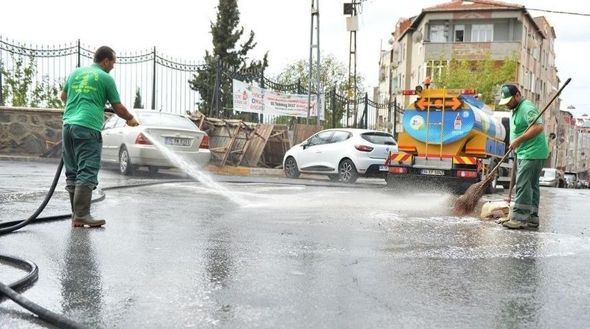 Beyoğlu&rsquo;nda Cadde Ve Sokaklar Sabunlu Su İle Yıkanıyor
