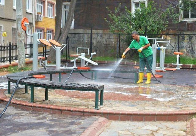 Beyoğlu’nda Cadde Ve Sokaklar Sabunlu Su İle Yıkanıyor