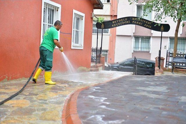 Beyoğlu’nda Cadde Ve Sokaklar Sabunlu Su İle Yıkanıyor