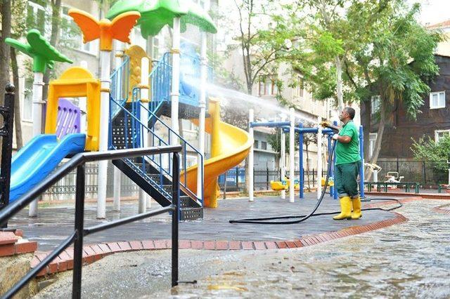 Beyoğlu’nda Cadde Ve Sokaklar Sabunlu Su İle Yıkanıyor