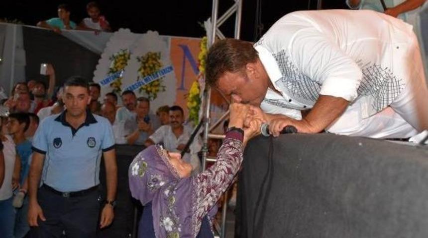 B&uuml;lent Serttaş, Sahnede El &Ouml;pt&uuml;