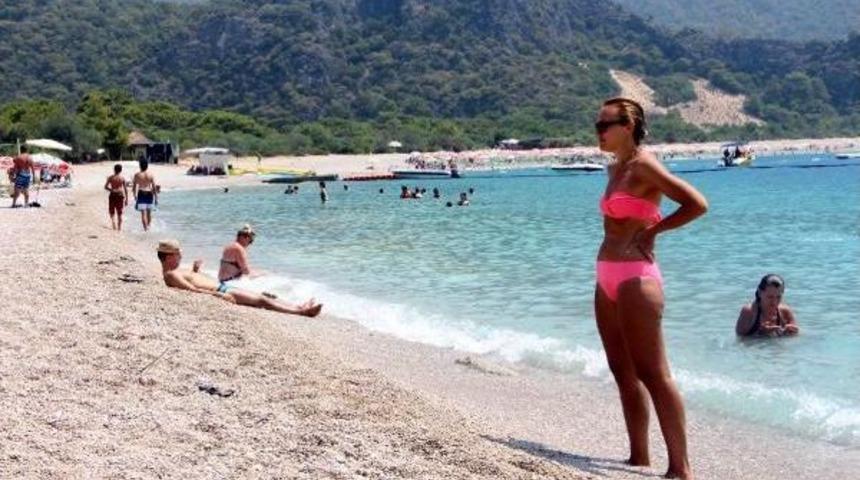 D&uuml;nyaca &Uuml;nl&uuml; Plajda Denize Sıfır Localar Kaldırıldı