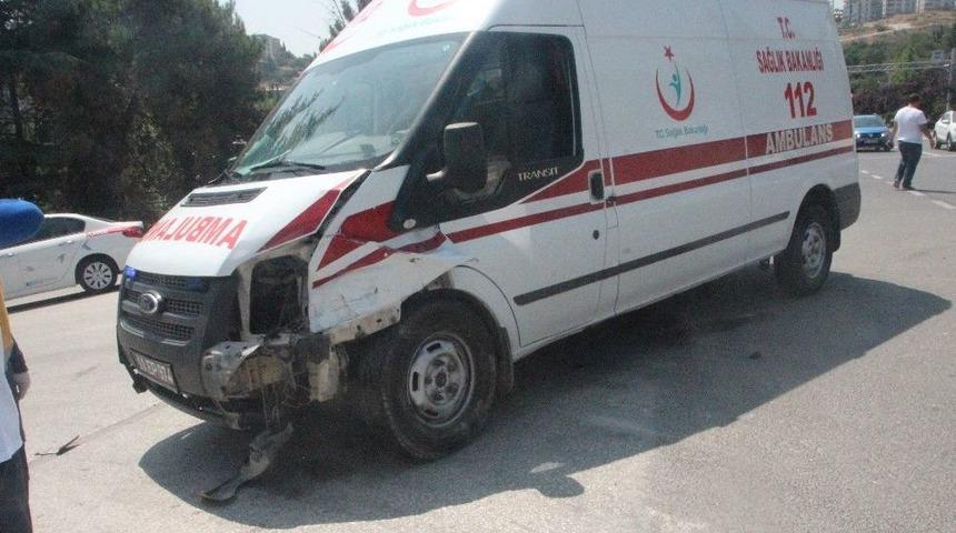 Vakaya Giden Ambulans Kaza Yaptı