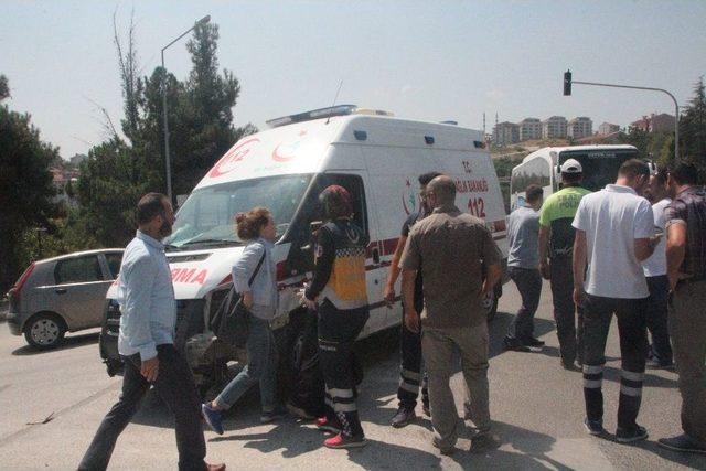 Vakaya Giden Ambulans Kaza Yaptı