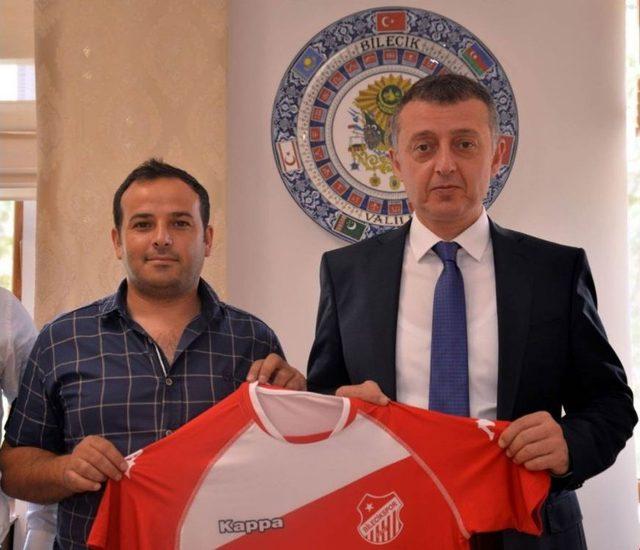 Bilecikspor’dan Vali Büyükakın’a 11 Numaralı Bilecikspor Forması