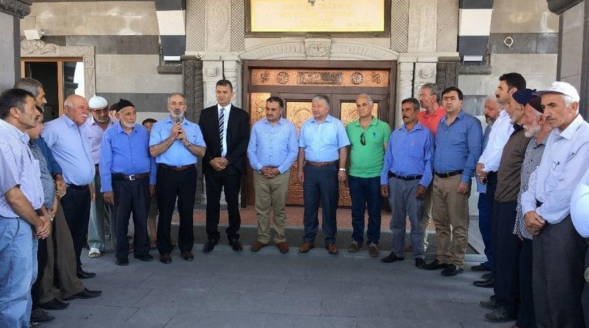 Develi Protokol&uuml; Cuma Namazını Sindelh&ouml;y&uuml;k Mahallesinde Kıldı