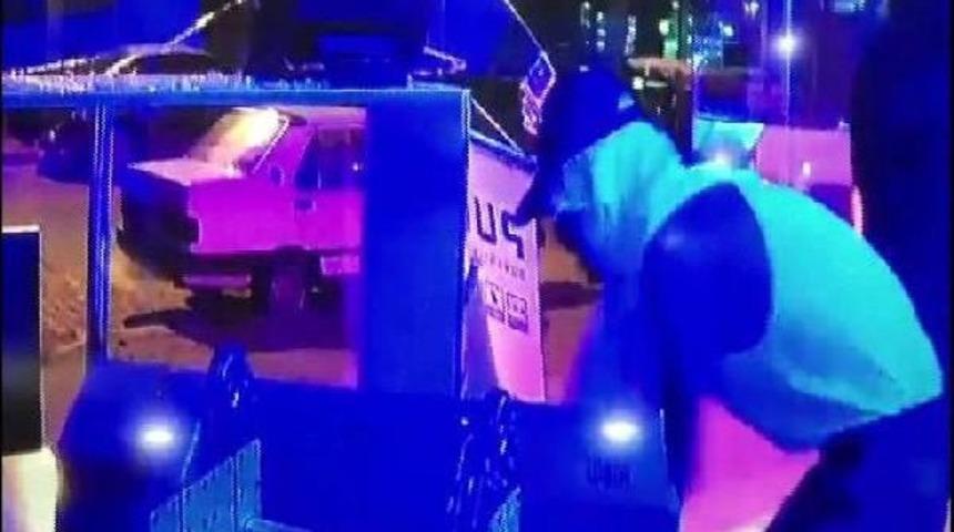 Hırsızlar G&uuml;venlik Kamerasına Yakalandı