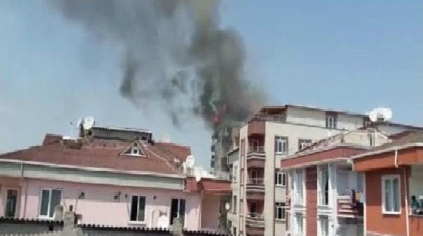 7 Katlı Binanın &Ccedil;atısı Alev Alev Yandı