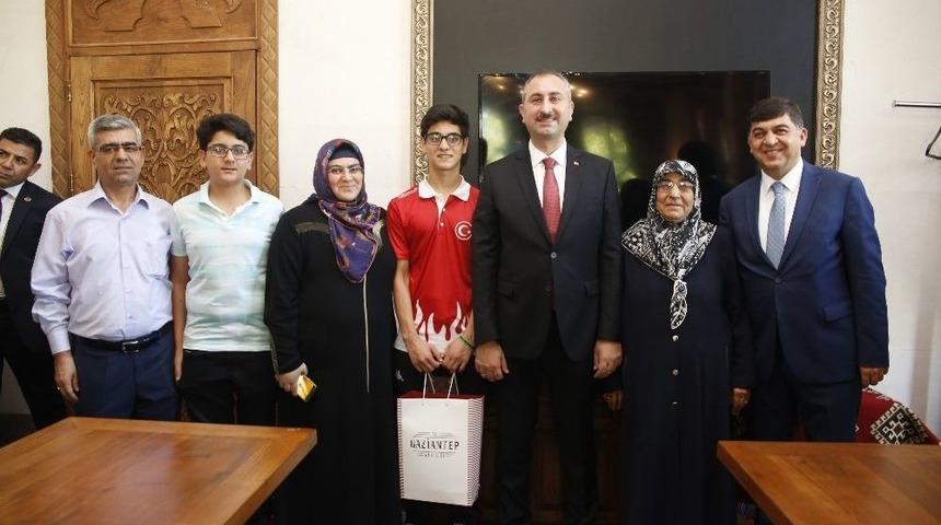 D&uuml;nya Şampiyonu, Sevincini Adalet Bakanı G&uuml;l İle Paylaştı