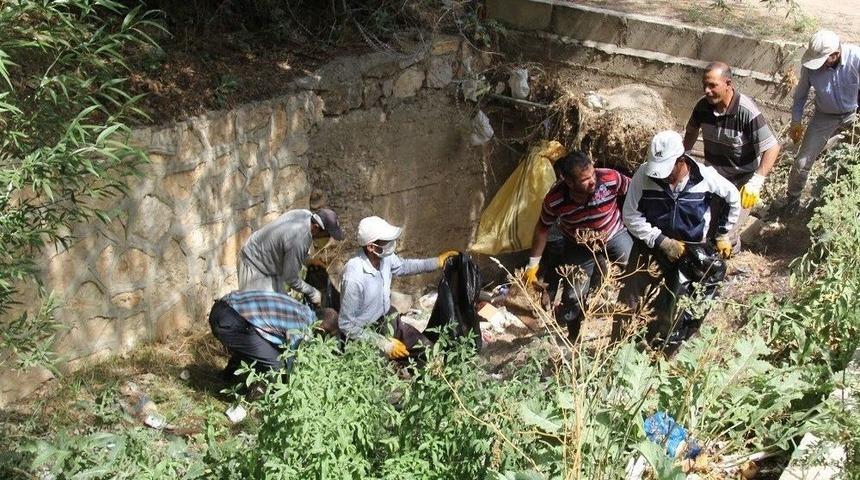 Başkale&rsquo;de Tıkanan Yağmur Suyu Kanalları Temizlendi
