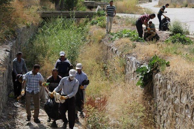 Başkale’de Tıkanan Yağmur Suyu Kanalları Temizlendi