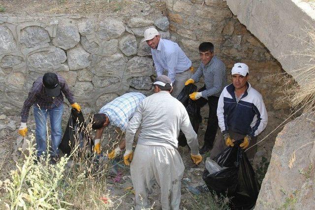 Başkale’de Tıkanan Yağmur Suyu Kanalları Temizlendi