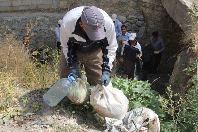 Başkale’de Tıkanan Yağmur Suyu Kanalları Temizlendi