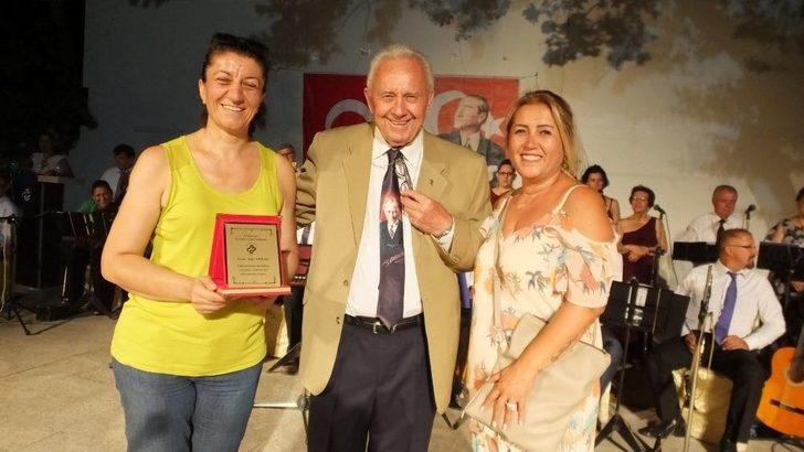 Burhaniyeli Sanatçılardan Türkü Ve Şarkı Ziyafeti G1