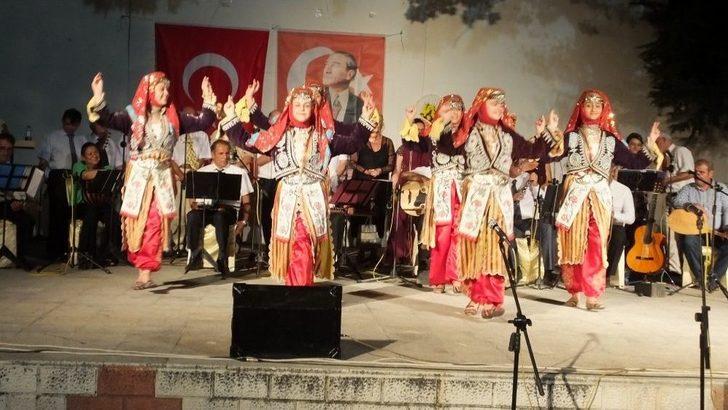 Burhaniyeli Sanatçılardan Türkü Ve Şarkı Ziyafeti G2