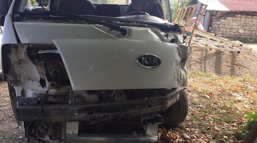 Hafriyat Kamyonu İle Kamyonet &Ccedil;arpıştı