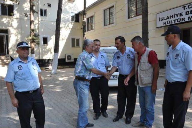 Yolda Bulduğu Çantanın Sahibine Sosyal Medyadan Ulaştı