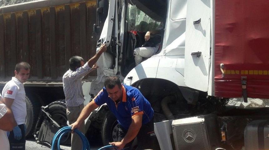 Niğde&rsquo;de Tır, Kamyona &Ccedil;arptı: 1 Yaralı