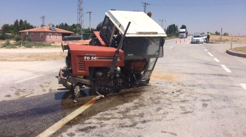Otomobille &Ccedil;arpışan Trakt&ouml;r İkiye B&ouml;l&uuml;nd&uuml;: 2 Yaralı