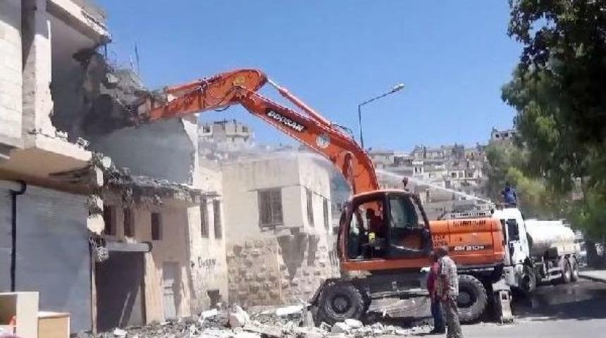 Evinin Yıkılmasını G&ouml;zyaşlarıyla Izledi