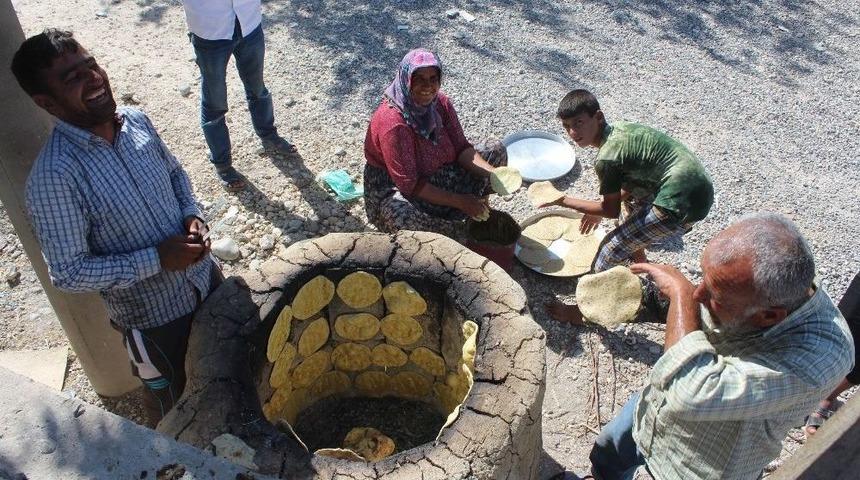 Samsat&rsquo;ta Bayram Taplaması Geleneği S&uuml;r&uuml;yor