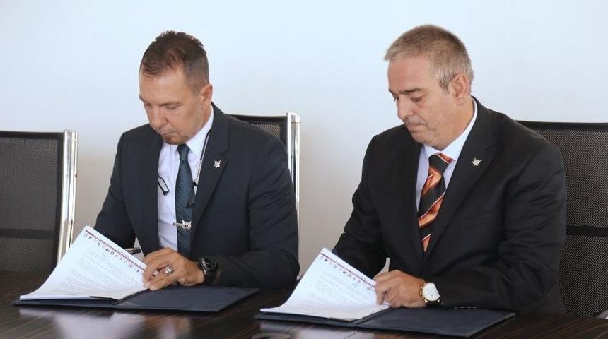 Ga&uuml; Amerikan Koleji İzmir İ&ccedil;in İmzalar Atıldı