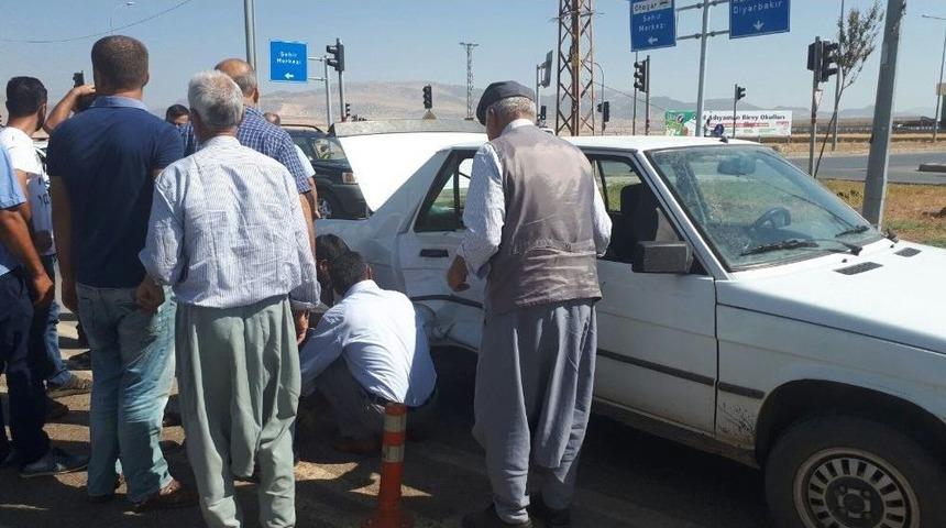 İki Otomobil &Ccedil;arpıştı: 1 Yaralı