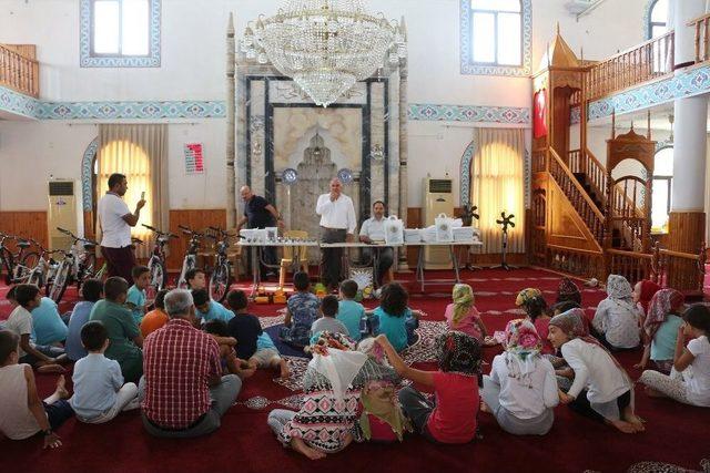 Başkan Tollu’dan Kur’an Öğrenen Çocuklara Hediye