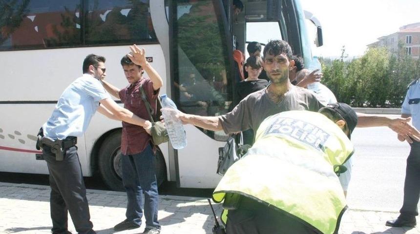 Ka&ccedil;ak G&ouml;&ccedil;men Taşıyan Otob&uuml;s Şof&ouml;r&uuml; Tutuklandı