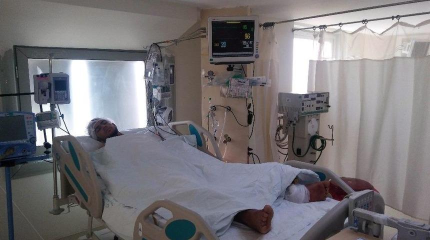 G&ouml;&ccedil;&uuml;k Altından 2 Bu&ccedil;uk Saat Sonra &Ccedil;ıkarılan İş&ccedil;inin Yaşam Savaşı S&uuml;r&uuml;yor