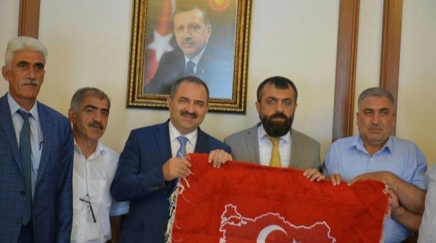 İhsan Akın Vali Kaban&rsquo;a Halı Hediye Etti