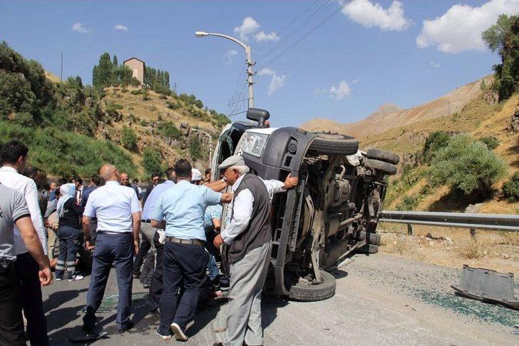 Bakan Konvoyunun Geçişinde Kaza: 6 Yaralı G1