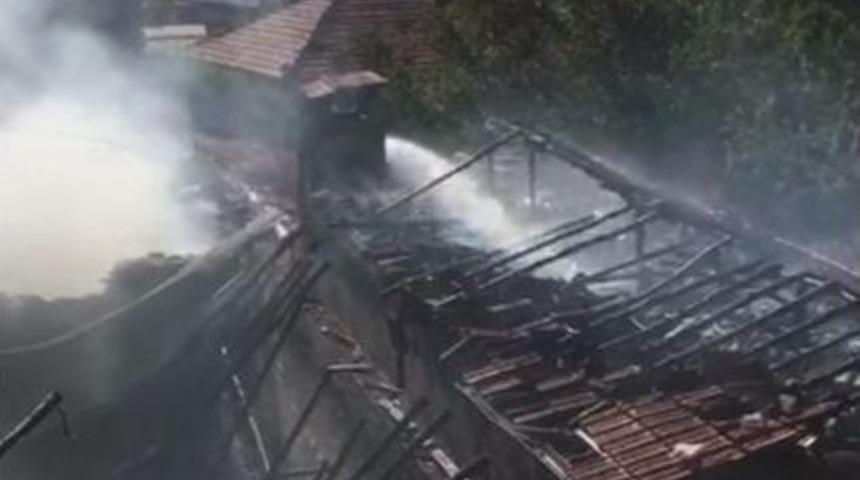 Ahırda &Ccedil;ıkan Yangınla Bir Ev K&uuml;l Oldu