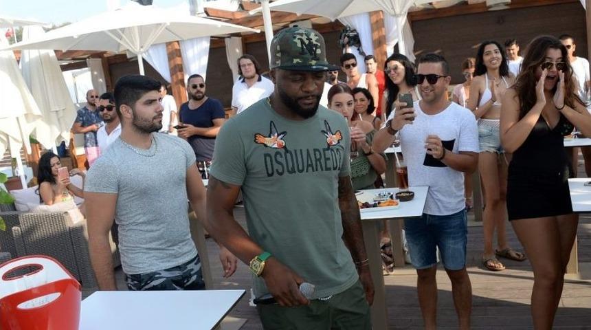 Pascal Nouma Alb&uuml;m &Ccedil;ıkarmak İ&ccedil;in Kolları Sıvadı