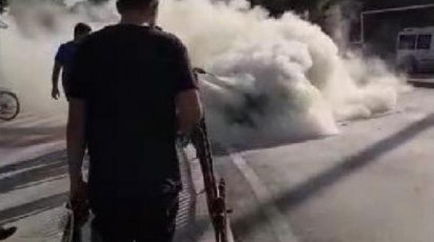 Otomobil Cadde Ortasında Alev Alev Yandı