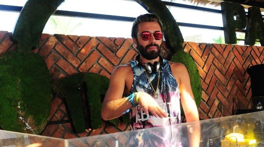 &Uuml;nl&uuml; Stilist Dj Kabininden Ayrılamıyor