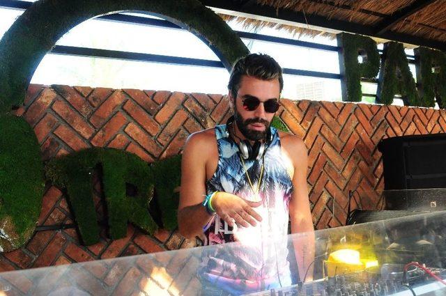 Ünlü Stilist Dj Kabininden Ayrılamıyor