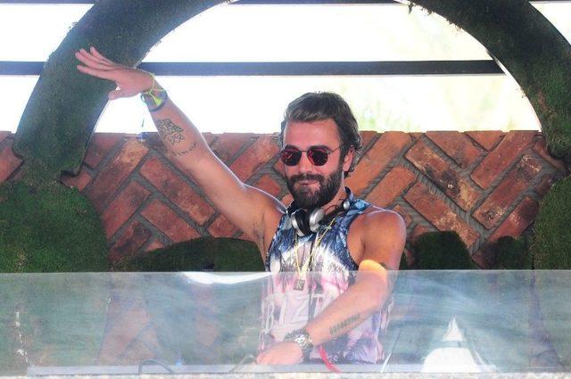 Ünlü Stilist Dj Kabininden Ayrılamıyor